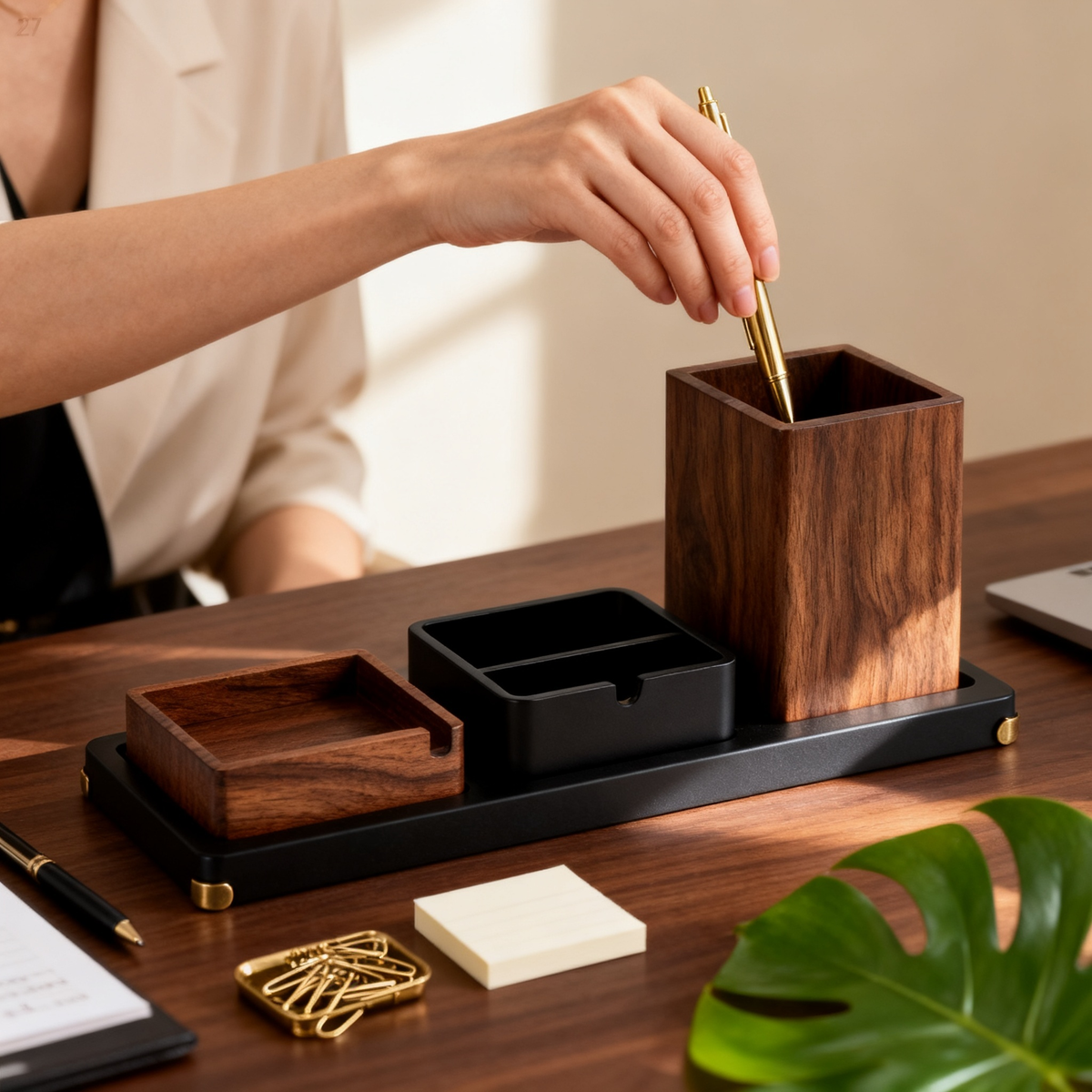 🪙 Walnut 3-in-1 Desk Caddy A Three-Piece Solid Walnut & Matte Steel Desktop Set With Brass Foot Pads That Unifies Your Pen Storage, Key Tray, And Small Accessory Dish Into One Refined Surface Collection